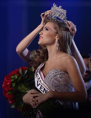 Migbelis Lynette Castellanos Romero, nacida el 7 de junio de 1995, Cabimas es la nueva soberana a la corona de Miss Venezuela.