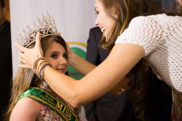 Pietra Gasparin, de Passo Fundo, Rio Grande do Sul, foi recentemente coroada Mini Miss Brasil Universo 2013