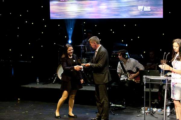Letícia Cabral recebe o prêmio das mãos do vice-governador do estado de New South Wales, Andrew Stoner