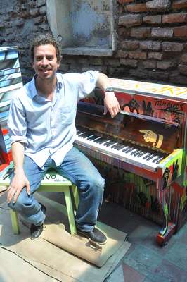 Mas pianos en mi ciudad es un regalo que Mall Plaza Egaña hace a la ciudad y que pone en valor nuestro deseo de estar constantemente aportando con nuevas experiencias que permitan vivir la ciudad con más cultural, arte y música.