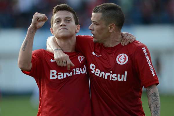D'Alessandro (à direita) e Otávio marcaram um golaço cada e ajudaram o Inter a vencer o lanterna Náutico por 4 a 1 neste domingo
