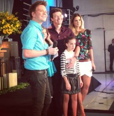 Rodrigo Faro completa 40 anos no próximo domingo (20) e já comemora a data com amigos. O apresentador recebeu uma homenagem no programa 'O Melhor do Brasil'. Na foto, ele aparece com a mulher, Vera, e as filhas Clara e Maria