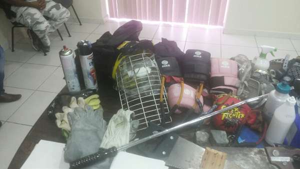 16 de outubro - Entre os itens apreendidos estão cabos de guarda-chuva que seriam usados como armas, segundo a polícia