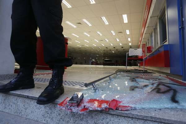 Agência do Bradesco na avenida Vital Brasil, zona oeste de São Paulo, amanheceu destruída nesta quarta-feira após protesto pela educação. Após uma marcha pacífica, manifestantes mascarados destruíram bancos, lojas e o patrimônio publico