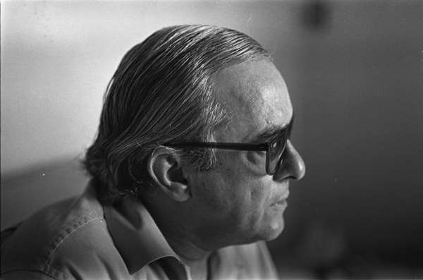 Na madrugada de 19 de outubro de 1913 - há exatos 100 anos -, nascia o homem que marcaria a música brasileira para sempre com suas composições. Vinicius de Moraes era como poucos, teve parcerias felizes com Toquinho, Baden Powell, João Gilberto, Chico Buarque, Carlos Lyra, Tom Jobim, entre outros. Foi um diplomata, dramaturgo, jornalista, compositor e poeta. Em seu currículo, estão nove casamentos, cinco filhos e músicas como Lamento no Morro, Se Todos Fossem Iguais A Você, Um Nome de Mulher, Mulher Sempre Mulher, Eu e Você, A Felicidade, Chega de Saudade, Eu sei que vou te amar e o clássico Garota de Ipanema. Estudou, trabalhou e fez fama internacional, mas sempre retornou ao País. Morreu aos 67 anos, de edema pulmonar, em sua banheira. Navegue pela galeria e veja fotos dele, que ficou conhecido pelo apelido de "o poetinha"!