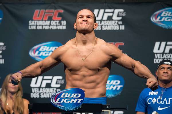 Junior Cigano exibe os músculos na pesagem para o UFC 166; brasileiro, que tentará recuperar o cinturão dos pesados que está com Cain Velásquez, ouviu vaias