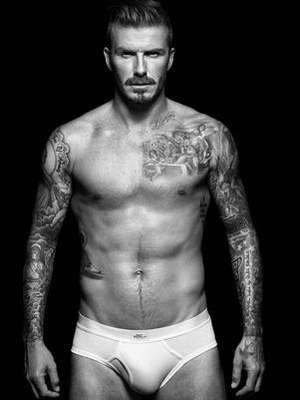 David BeckhamSe você já viu David Beckham nos anúncios de cueca da rede de lojas de departamentos H&M não deve ter dúvida de que os elogios de Victoria Beckham sobre os atributos do marido são corretos. Ela falou sobre as fotos para o jornal The Sun. "É tudo dele", derramou-se. "É como um tubo de escape de um trator", acrescentou