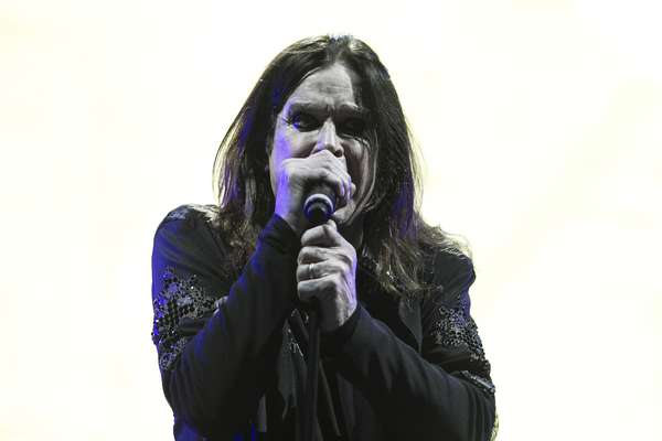 'War Pigs' fue la canción que dio apertura al show frenético de Black Sabbath en Bogotá y el éxito 'Paranoid' fue el tema que clausuró la visita de Ozzy Osbourne y su corte en nuestro país. Dave Mustaine, líder de Megadeth, declaró a los asistentes que a pesar de haber pasado por Chile y Argentina, el público colombiano es el más ruidoso. Cerca de 14.000 personas se dieron cita en el Simón Bolívar para ver a dos grandes del metal mundial. A continuación, las mejores imágenes del sábado negro.