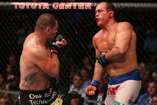 Junior Cigano foi derrotado novamente por Cain Velásquez, que manteve o cinturão dos pesados; confira a seguir mais fotos do UFC 166