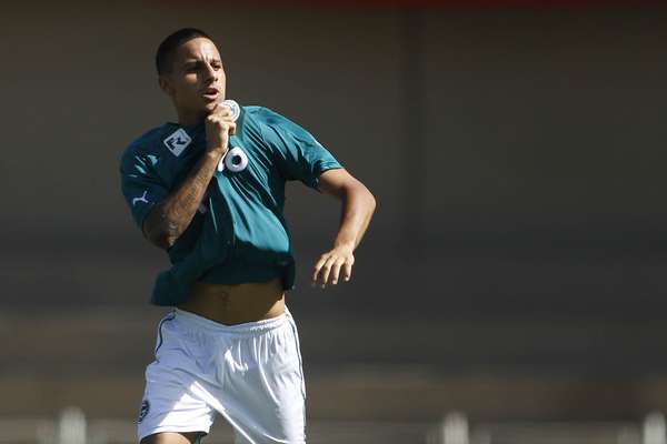 Roni comemora depois de abrir o placar para o Goiás contra o Atlético-PR