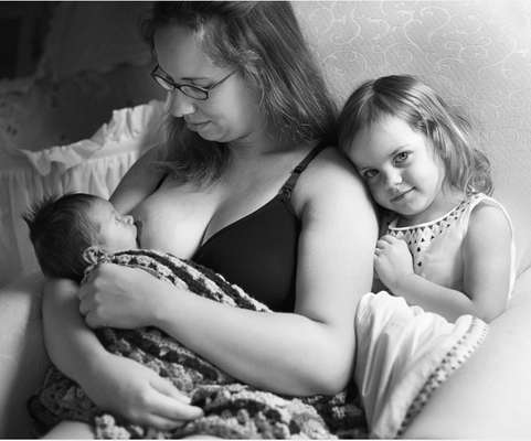 A fotógrafa Stacie Turner fez um ensaio fotógrafico com mulheres amamentando seus filhos