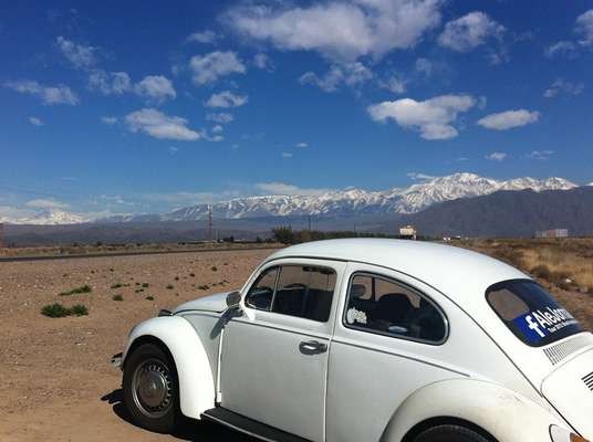O casal Alessandra Toniazzo e Alexandre Carrard Rodrigues percorreram 5.756 km pela Argentina, Chile e Uruguai em 20 dias, a bordo de um fusca 1972. Na imagem, eles estão em Mendoza, na Argentina