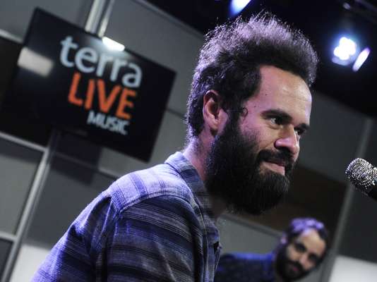 Depois de Siba, Felipe Cordeiro e Arnaldo Antunes, o Terra Live Music Especial Natura Musical recebeu o cantor Marcelo Jeneci, nesta terça-feira (22), ao vivo. Além de bater um papo com a apresentadora Lorena Calabria, o músico apresentou versões exclusivas de seus sucessos