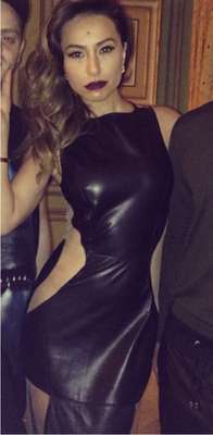 Sabrina Sato publicou foto com o vestido preto de couro com recortes nas laterais em seu Instagram