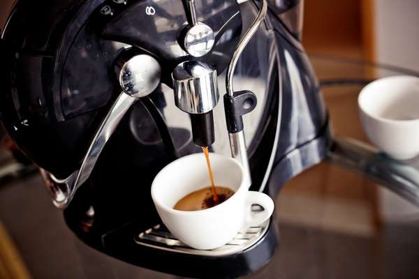 Feito por meio da passagem da água quente sob alta pressão, o expresso, nascido na Itália, extrai dos grãos todo o sabor e deixa o café mais consistente