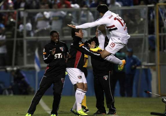 Aloísio comemora gol do São Paulo com sua tradicional "voadora" em Muricy Ramalho; com dois gols do centroavante, o time tricolor derrotou a Universidad Católica e avançou às quartas de final da Copa Sul-Americana