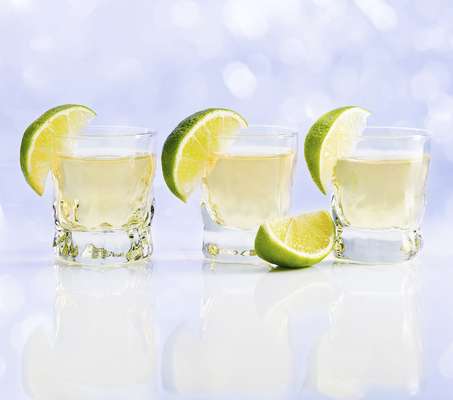 Bebidas claras (vodca, gim, tequila)O que diferencia uma bebida de outra quando o assunto são os danos para a pele é o que mais tem dentro dela além do álcool. Isso faz das bebidas claras as melhores opções, já que não têm açúcar extra, sal ou outros ingredientes agressivos
