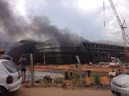 Um incêndio atinge as obras da Arena Pantanal, estádio sede da Copa do Mundo de 2014, na tarde desta sexta-feira, em Cuiabá, no Mato Grosso