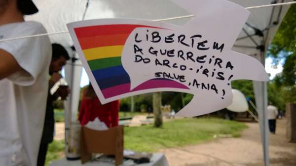 27 de outubro - Família da ativista Ana Paula Maciel, presa durante manifestação do Greenpeace na Rússia, organizou uma ato em Porto Alegre para pedir sua libertação
