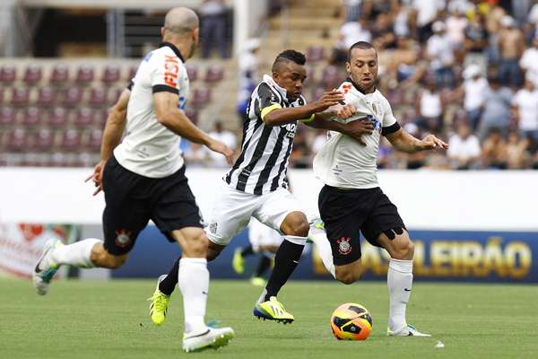 Cicinho tenta se livrar da marcação de Guilherme e Alessandro em clássico pegado de Corinthians e Santos no interior que acabou sem vitorioso