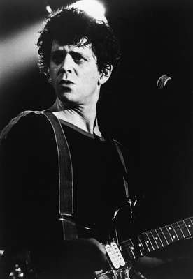 Morreu, neste domingo (27), o guitarrista Lou Reed. Líder do Velvet Undergroud, ele passou por um transplante de fígado em maio. As causas da morte ainda não foram divulgadas. Na foto, o músico em 1975