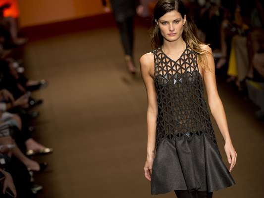 Com Isabelli Fontana na passarela, Tufi Duek foi um dos destaques do SPFW nesta segunda-feira (28) e trouxe uma coleção com muito preto e vermelho