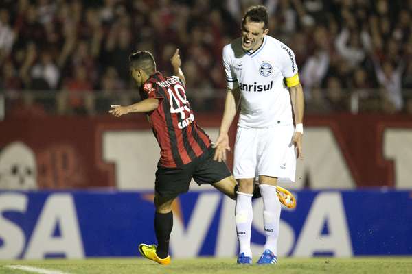 Em partida cheia de tensão em Curitiba, o Atlético-PR levou a melhor sobre o Grêmio e, com gol de Dellatorre, venceu por 1 a 0 para abrir vantagem na semifinal da Copa do Brasil