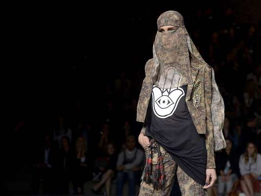A Cavalera fechou o terceiro dia do SPFW em grande estilo; além da coleção inspirada no Oriente, a apresentação contou com show ao vivo da cantora libanesa radicada no Brasil Sônia Attieh, dança do ventre e um 'grand finale' com uma verdadeira festa na passarela