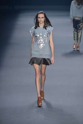 A blusa de moletom apareceu com uma saia com brilhos na passarela, mas vai muito bem também com as calças tipo pijama do verão. Se ela for branca, fará uma perfeita combinação com o cinza. Na foto, desfile de Juliana Jabour