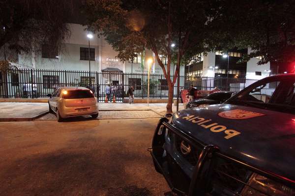 31 de outubro - Tiroteio em frente ao Fórum de Bangu, zona oeste do Rio, deixou uma criança e um policial militar mortos. Uma mulher e outro PM ficaram feridos