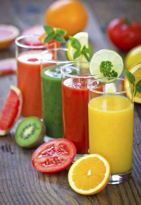 Apostar em dietas de sucosA proposta de processar vegetais e frutas em formas líquidas promete limpar o corpo de toxinas e ajudar na perda de peso. Mas o emagrecimento em geral não é definitivo e pode causar irritabilidade e problemas de metabolismo. Trocar uma ou outra refeição por um suco ou mesmo o lanche da tarde é válido, mas não como única forma de alimentação. Segundo o médico Glenn Braunstein, do Cedars-Sinai Medical Center, ingerir apenas sucos também não fornece a quantidade necessária de fibras ao organismo