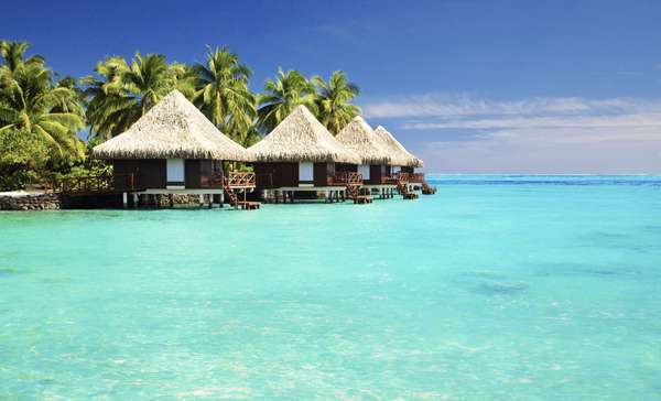 Bora Bora, Polinésia FrancesaCercada por uma lagoa de água cristalina e uma barreira de coral, a idílica ilha de Bora Bora é um paraíso terrestre da Polinésia Francesa. Praias de areia branca, águas cristalinas e resorts luxuosos fazem de Bora Bora um destino de sonhos para viagens românticas
