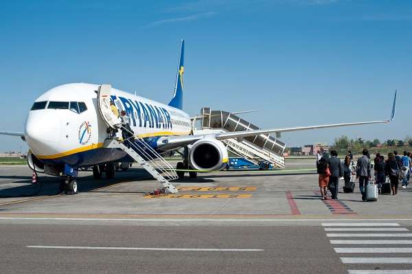 Conhecida pela sua política antiagências, a líder europeia no segmento low cost Ryanair deve começar a vender passagens via agências de viagens