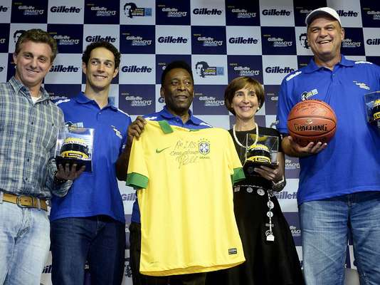 Pelé foi um dos convidados para participar nesta segunda-feira de um evento em homenagem a Ayrton Senna; além do ex-camisa 10, estiveram presentes também Luciano Huck, Bruno Senna, Oscar Schmidt e Viviane Senna