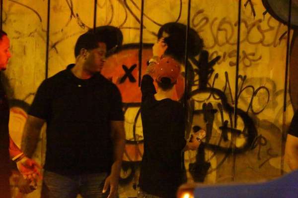 Justin Bieber foi fotografado enquanto grafitava um muro em São Conrado, no Rio de Janeiro, na noite dessa segunda-feira (4)
