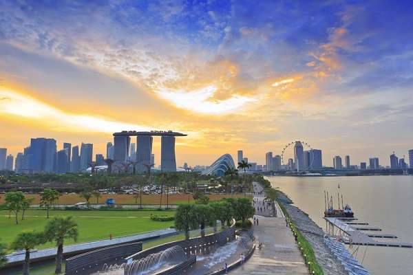 Singapura ocupa o primeiro lugar no ranking de países mais fáceis de se fazer negócios. Para abrir uma empresa no país, por exemplo, são necessários três procedimentos e um prazo de dois dias e meio. Conseguir um alvará de construção no país exige 11 procedimentos. A duração do pedido é de 26 dias e o custo é de 15,7% da renda per capita.
