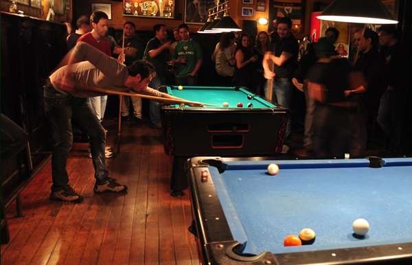 A capital paulista está repleta de ótimos pubs, como é o caso do OMalleys, um autêntico pub irlandês que serve seis marcas diferentes de chopp. Além disso, conta com espaços destinados à apresentação de bandas e mesas de sinuca. Ele fica na Alameda Itú, 1529, Jardim Paulista. O telefone é o (11) 3086-0780