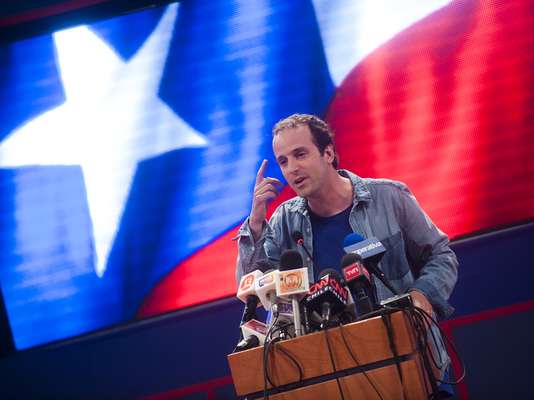 El comediante está terminando de grabar su película y lo hace en grande. En unos galpones del ex aeropuerto de Cerrillos él y su equipo técnico han recreado lugares tan impresionantes como La Moneda, el Costanera Center y la casa de Don Francisco. Lo más parecido Hollywood que hay en Chile. "El ciudadano Kramer" se estrenará la primera semana de diciembre.