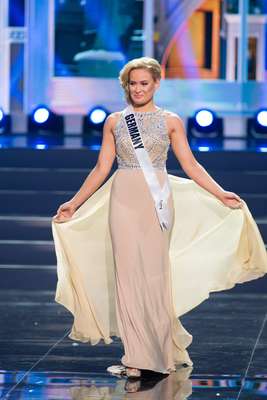 Miss Alemania - Anne Julia Hagen. Tiene 23 años de edad. mide 1.77 metros de estatura (5 ft 9 12 in) y reside en Berlín.