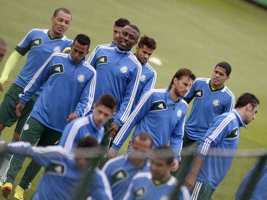 Sob chuva, o Palmeiras fez um treino atípico, nesta quarta-feira. Gilson Kleina escalou 13 titulares, mesmo sem a presença de Valdivia em campo; veja fotos