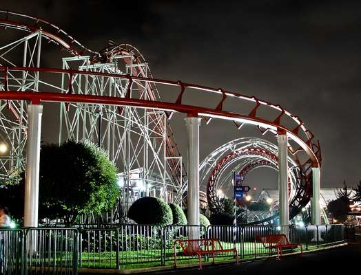 Uma das principais atrações do parque Salitre Mágico é a Banbo Coaster, única montanha-russa da América Latina a contar com dois loopings seguidos