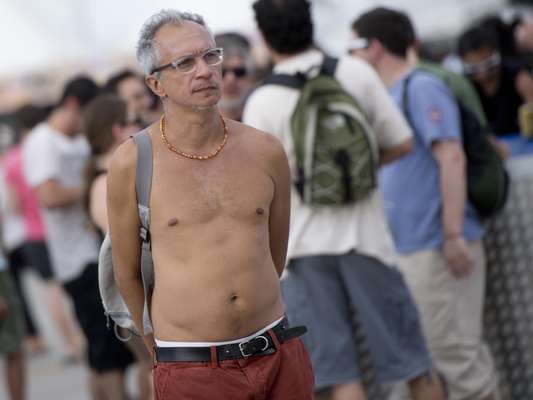 Apesar da grande maioria do público do Planeta Terra Festival ser jovem, alguns pais roqueiros fazem questão de acompanhar seus filhos na sequência de shows de rock independente, realizada neste sábado (9), em São Paulo. É raro ver nos milhares de metros quadrados do Campo de Marte pessoas com cabelos brancos, roupas pouco extravagantes e nada tatuados. Porém, os poucos que existem no evento acabam "entrando na onda"