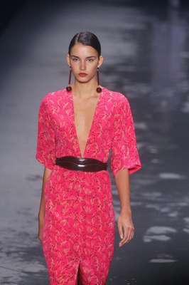 Andrea Marques apresentou sua coleção de inverno neste sábado (09), último dia de Fashion Rio. A estilista aposta nas silhuetas alongadas em tons quentes como pink, açafrão e avermelhados, misturados a brancos e pretos