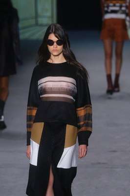 Neste sábado (09), a Espaço Fashion apresentou sua coleção de inverno no Fashion Rio; a coleção é inspirada no ambiente doméstico: tomadas, dobradiças e interruptores aparecem em desenhos gráficos