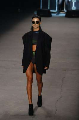 O desfile da Ausländer fechou esta temporada do Fashion Rio neste sábado (09); a atriz Thaila Ayala foi um dos destaques do desfile