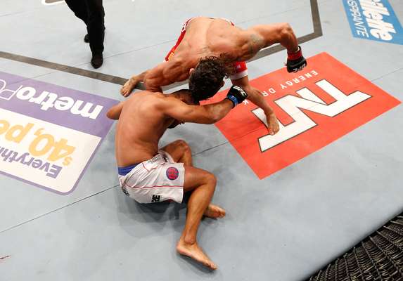 Com atuação avassaladora, Vitor Belfort impôs o primeiro nocaute da carreira de Dan Henderson no UFC Fight Night 32, disputado em Goiânia (GO)