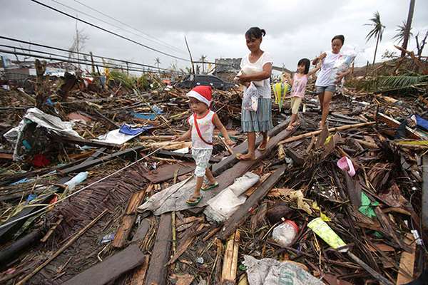 El tifón más poderoso del año azotó el viernes a Filipinas y provocó miles de muertos, además de causar aludes de tierra e interrumpir el servicio eléctrico y las comunicaciones en varias provincias de la región central.