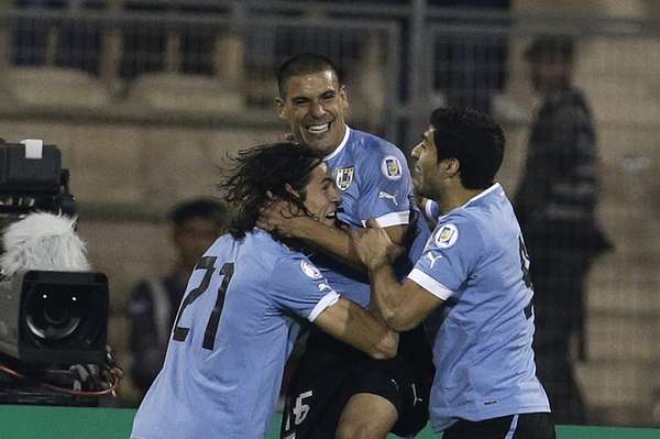 O Uruguai goleou a Jordânia nesta quarta-feira por 5 a 0 e praticamente se classificou para a Copa do Mundo de 2014