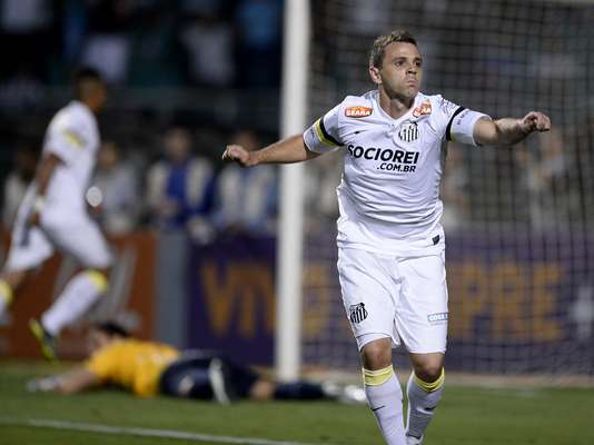 Montillo comemora depois de abrir o placar da vitória do Santos sobre o Bahia