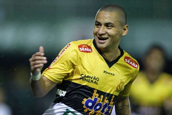 Em jogo no Estádio Couto Pereira, em Curitiba, pela 35ª rodada da Série A do Campeonato Brasileiro, o Criciúma derrotou o Coritiba por 2 a 1 e conquistou pontos importantes neste fim de temporada para evitar a volta à Série B